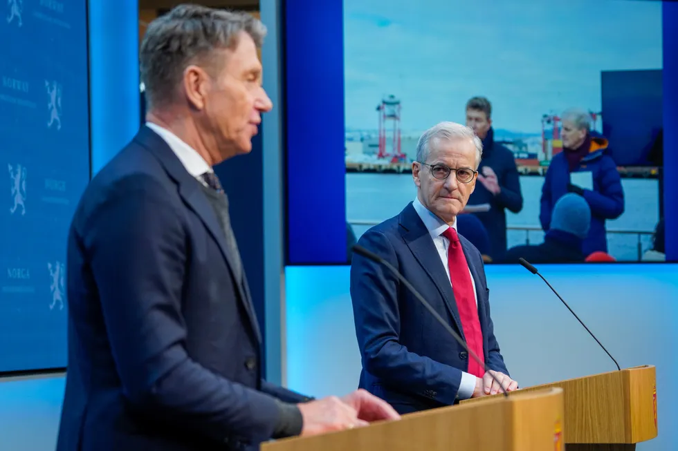 Statsminister Jonas Gahr Støre (til høyre) og energiminister Terje Aasland i perlehumør etter at Norges første havvindauksjon ble en suksess. Vinneren var kanskje ikke helt som ventet: belgisk-nederlandske Ventyr.