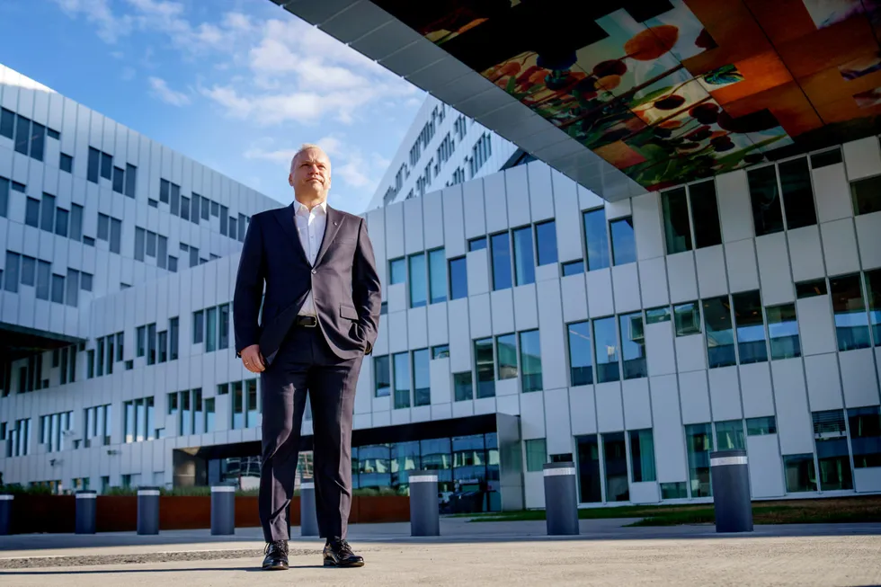 Equinor-sjef Anders Opedal utenfor hovedkontoret på Fornebu torsdag morgen.