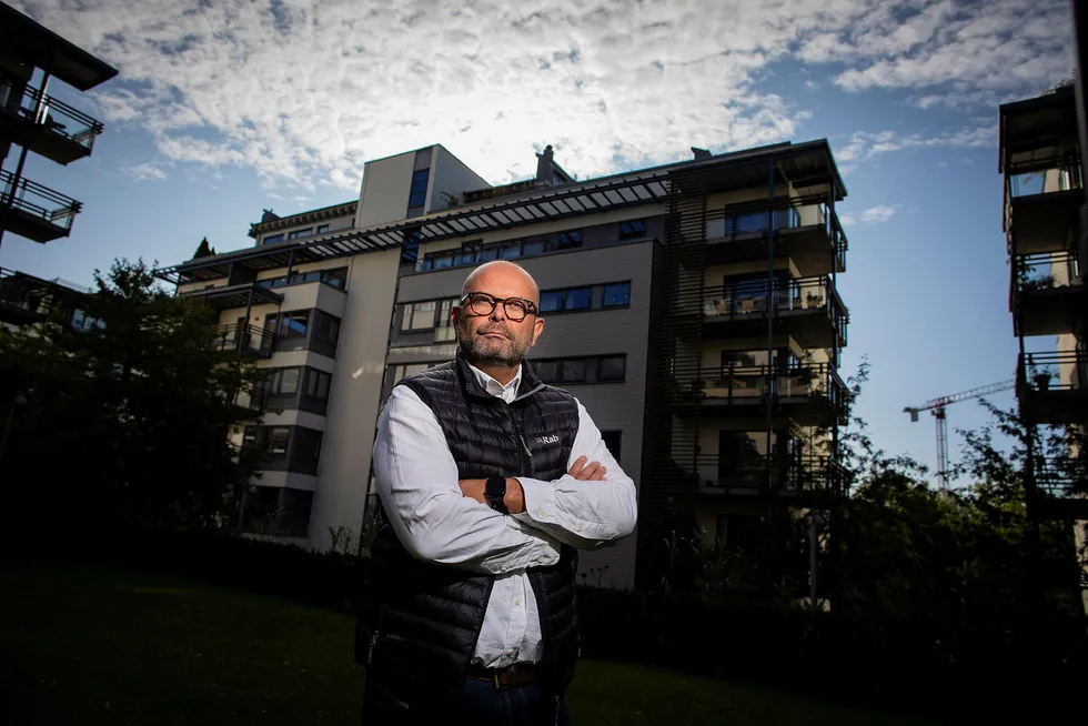 Eiendomsutvikler Terje Tinholt mener Finanstilsynets forslag til ny boliglånsforskrift vil føre til at det bygges færre boliger, og kun er gunstig for dem som allerede har mye penger.