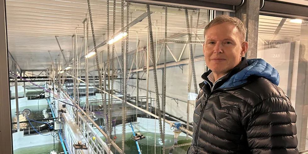 Konsernsjef i Mowi, Ivan Vindheim, her på selskapets postsmoltanlegg i Fjæra.