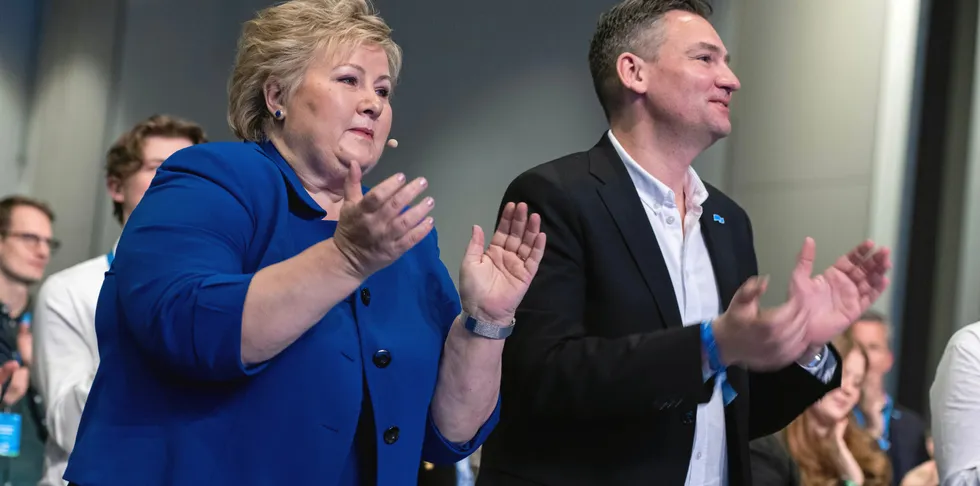 Erna Solberg og Henrik Asheim under Høyres landsmøte 2023.Høyre-leder Erna Solberg og resten av landsmøtet i partiet sier nei til grunnrenteskatt i havbruk.