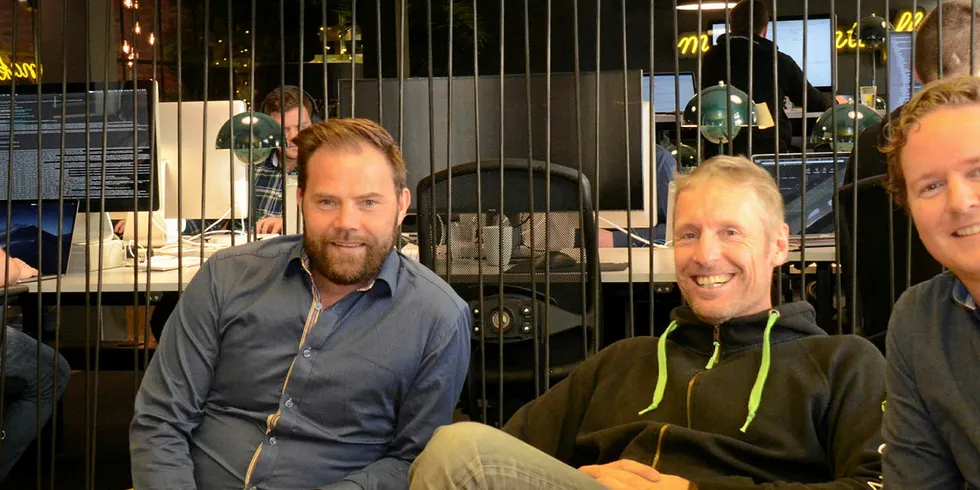ULIK BAKGRUNN: Thorsten Heller (i midten) har etablert Greenbird for å kunne håndtere datamengder hos energiselskapene. Til det trenger han unik kompetanse som han blant annet har funnet hos Cato Sandstrand (tv) og Øystein Grændsen (th).