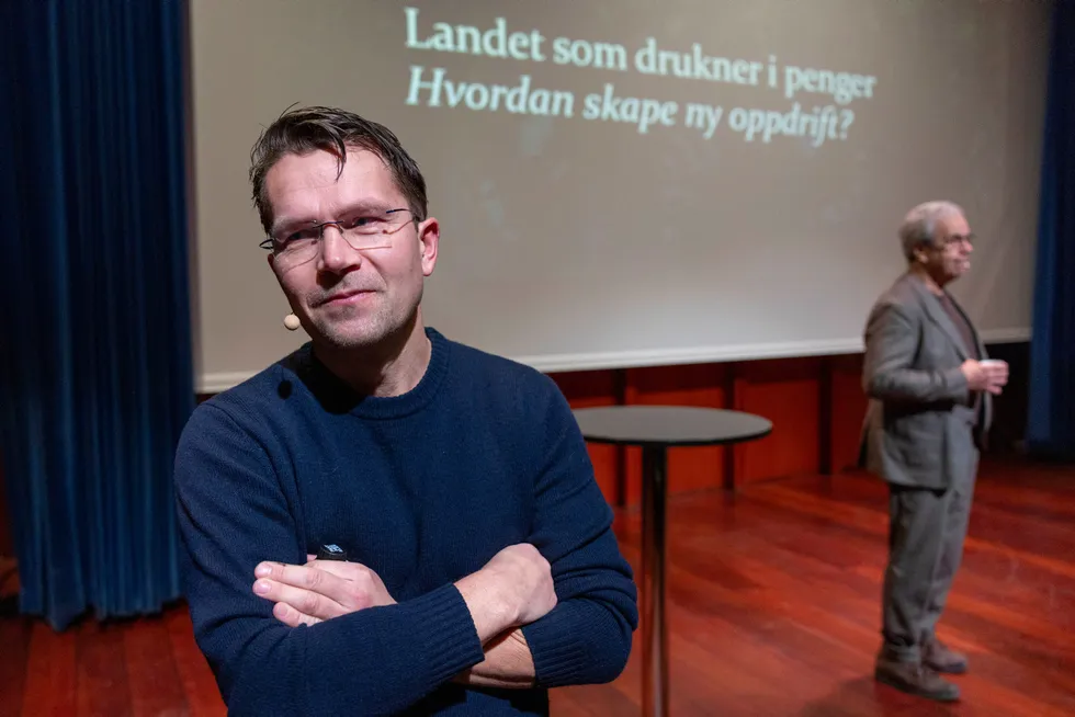 Forfatter Martin Bech Holte møtte tidligere sentralbanksjef Øystein Olsen til debatt om boken sin «Landet som ble for rikt». Olsen måtte medgi at den selger bedre enn hans.