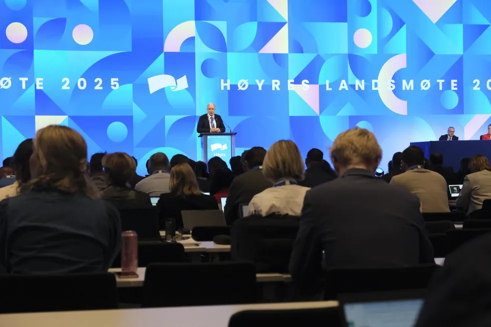 Høyres landsmøte 2025 ble arrangert på et konferansehotell utenfor Gardermoen. Her har Sture Pedersen ordet.