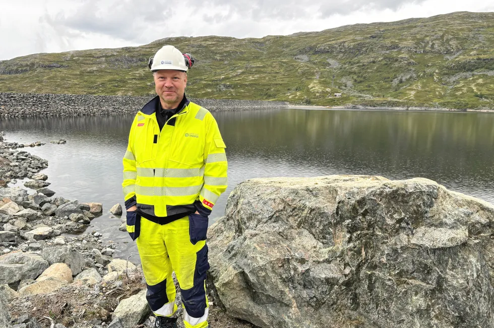 Nylig flyttet John Håkon Andersen fra Bergen til Lærdal for å starte i jobben som kraftverksjef i Østfold Energi. Her er han avbildet ved Dam Riskallsvatn denne uken.