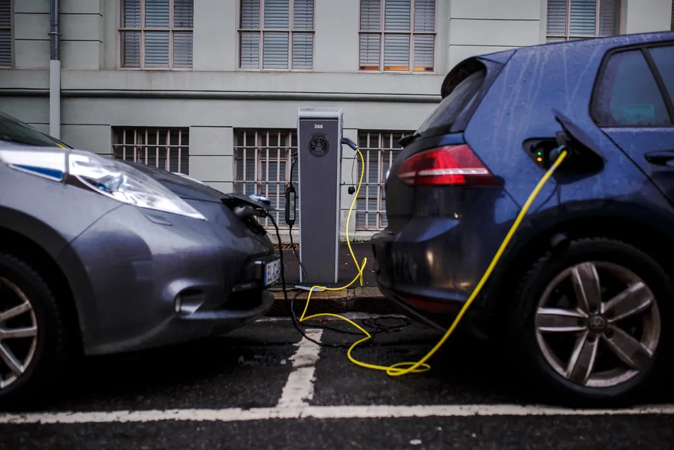 Elbiler står til lading i Oslo. Panasonic, Equinor og Hydro venter rask vekst i batteriproduksjonen i årene som kommer.