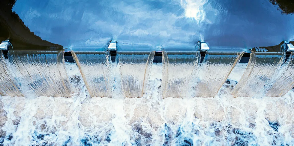 Statkraft sparer fortsatt vann der det er mulig, men må nå også slippe noe av vannet forbi turbinene av sikkerhetsmessige hensyn,