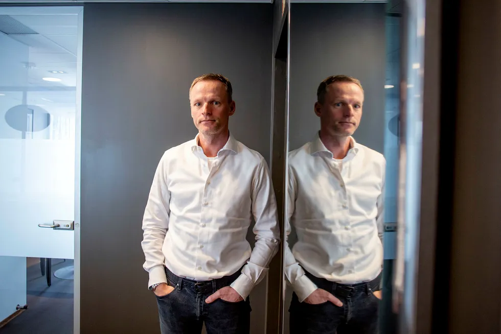 – Dette er noe jeg tar veldig alvorlig. Det er en falsk profil, han har misbrukt meg og mitt navn med hensikt å manipulere markedet. Det tar jeg svært alvorlig og har derfor politianmeldt det, sier investor Ketil Grim Skorstad til DN.