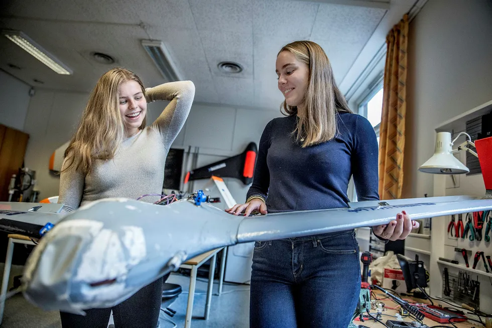 Andrea Schnell (19) og Nina Valberg Nygaarden (20) startet på kybernetikk og robotikk på NTNU i høst.