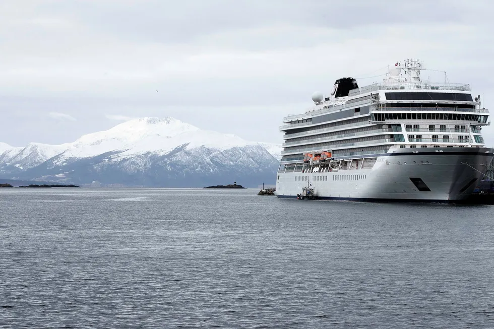 Cruiseskipet Viking Sky i Molde havn.