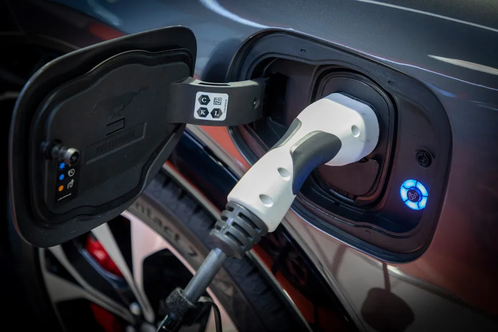 Lader man elbilen om natten i stedet for på kvelden, sparer man i gjennomsnitt 50 øre på strømprisen, viser Hålands beregninger.