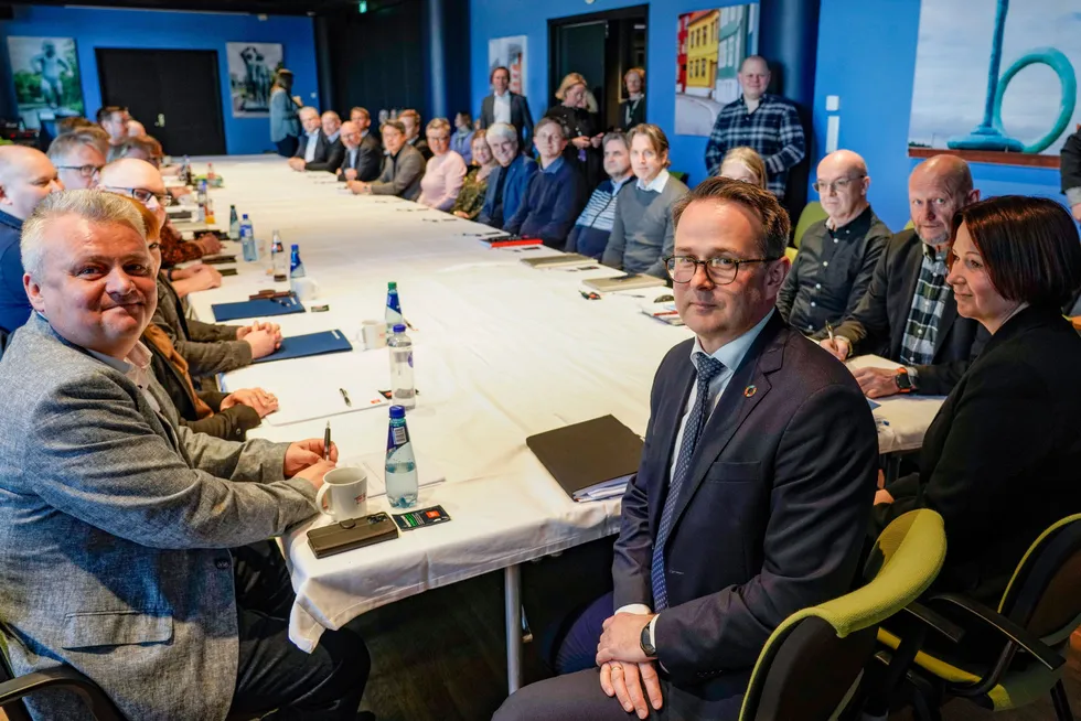 Jørn Eggum fra Fellesforbundet, riksmegler Mats W. Ruland, medmegler Hilde Lund og Stein Lier-Hansen fra Norsk Industri startet megling mandag med mål om å komme i havn innen midnatt torsdag.
