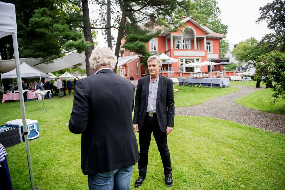 Forleggerforeningens Kristenn Einarsson møter William Nygaard (med ryggen til) på den årlige hagefesten utenfor Aschehougs villa. Foto: Gorm K. Gaare