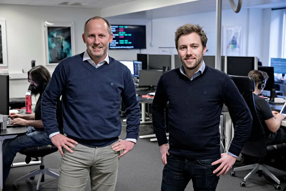 Administrerende direktør Anders Lassen (32) (til høyre) hadde deltidsjobb i Falanx fra han var 18 år. Nå har selskapet hans hentet inn 100 millioner kroner fra blant andre Johan Gjesdahl, partner i Alliance Venture, og har selv ansatt folk ned til 15 år som jobber ved siden av skolen. Foto: Aleksander Nordahl