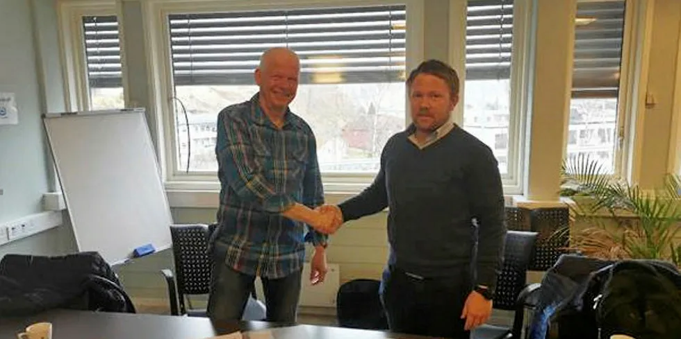Knut Skår (t.v.), daglig leder i Kuvelda kraft AS, og Nils Arne Dvergsdal, daglig leder i Ottar Dvergsdal AS, mente en avtale på 90 millioner kroner måtte understrekes med et håndtrykk. De forsikrer samtidig at de koronavasket seg grundig på hendene både før og etter håndtrykket. Nå er arbeidene med de to kraftverkene i gang.