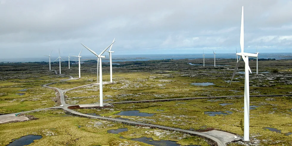 Vindparken på Smøla ble bygget i to steg, i 2002 og 2005, og genererer i snitt 450 GWh i året.