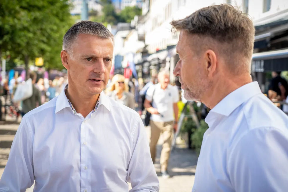 NVE-direktør Kjetil Lund i samtale med energiminister Terje Aasland under Arendalsuka 2022. Nå har NVE mottatt tildelingsbrevet for 2025 fra Energidepartementet.