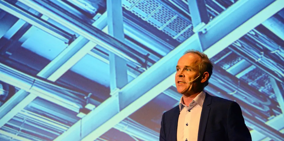 Finansminister Jan Tore Sanner ser utfordringene med at borettslag ikke får utnyttet ordningen med fritak for elavgift på produksjon av solenergi til eget forbruk. Han håper å snarlig kunne melde om en endringen i ordningen.