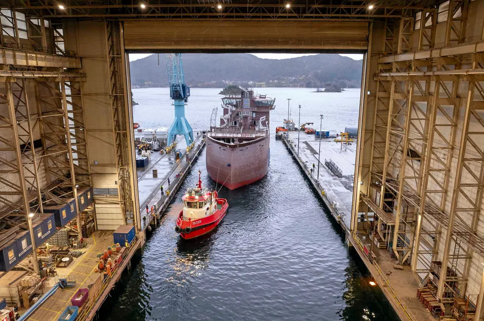 TWIN X-STERN csov-en til BS Offshore på vei inn i dokken til Ulstein.