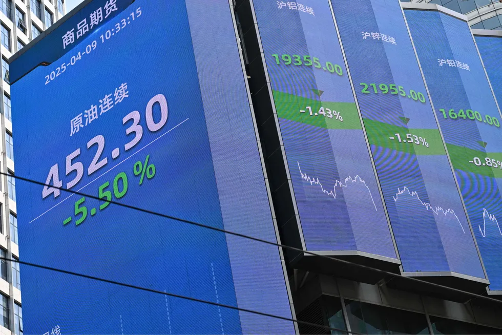 Det er en bred nedgang ved børsene i Asia. Kinesiske myndigheter forsøker å stabilisere finansmarkedene etter USA innførte importtoll på 104 prosent onsdag morgen mot handelspartnerne. Her fra Shanghai.