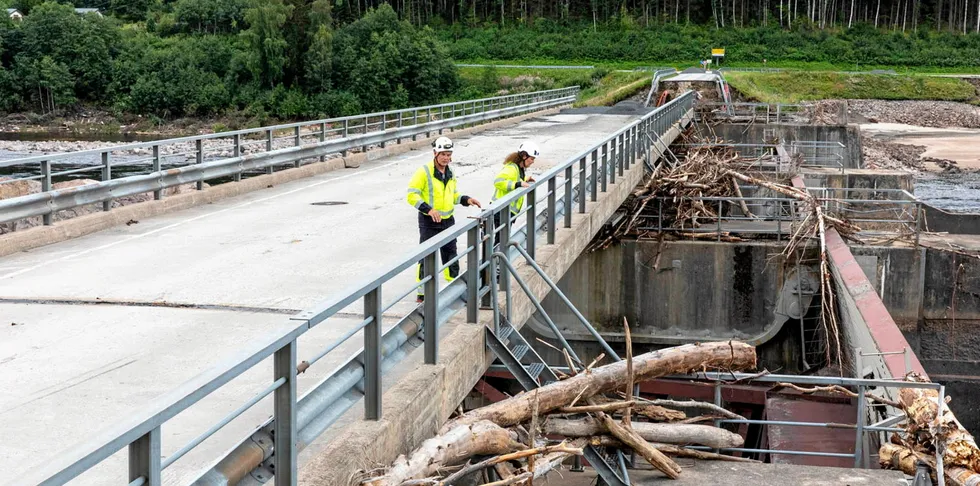 Slik så det ut ved Braskereidfoss etter ekstremværet i august. Nå har DNV lagt fram en rapport som gransker hva som gikk galt da flomlukene ikke åpnet seg.