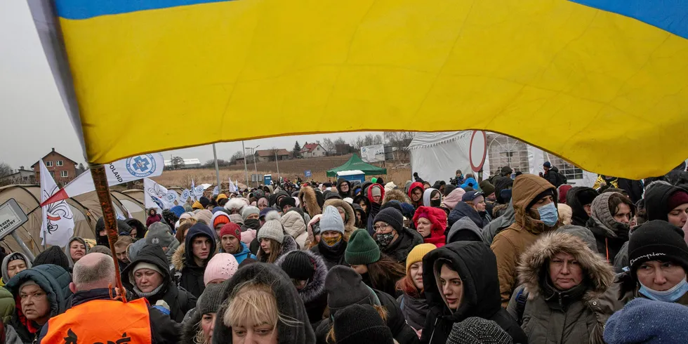 Flyktninger fra Ukraina ankommer grensen til Polen. – Krigen viser at energipolitikk er sikkerhetspolitikk, noe Putin og Russland forsøker å utnytte, sier næringspolitisk rådgiver Per Arne Vada i Energi Norge.