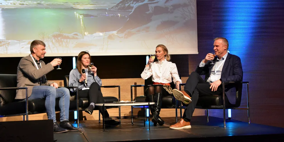 «TALKSHOW»: Årssamlingen ble avrundet med en samtale om Senjas sjømatsuksess. F.v. Roy Alapnes og Konstanse Karlsen fra Senja-bedriftene Flakstadvåg Laks og Brødrene Karlsen, Kristin Langeland fra Sjømat Norge og ordfører Tom-Rune Eliseussen.