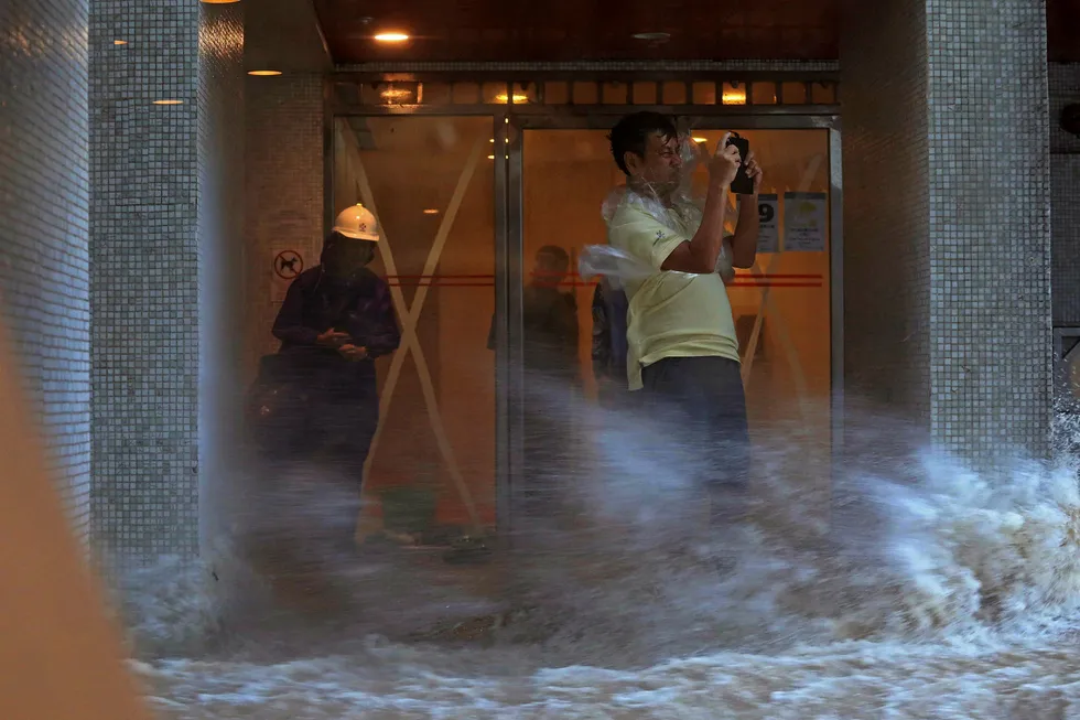 Onsdag traff tyfonen Hong Kong. Foto: AP / NTB Scanpix