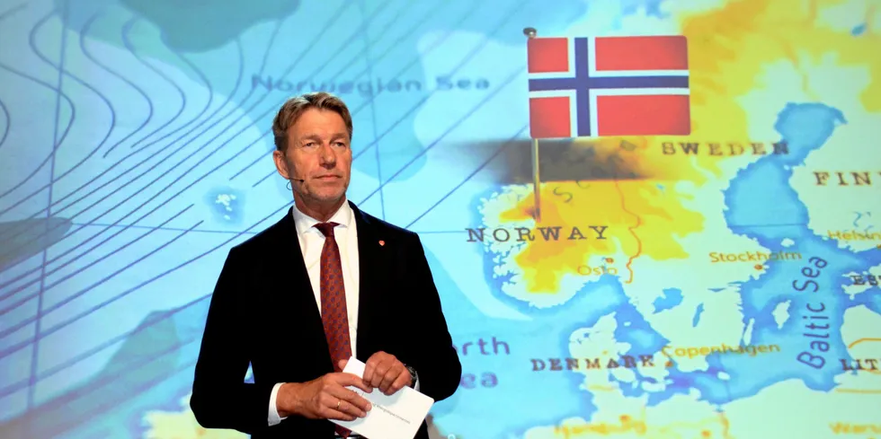 Energiminister Terje Aasland velger runde formuleringer på spørsmål om kommunenes vetorett opp imot fornybardirektivet.