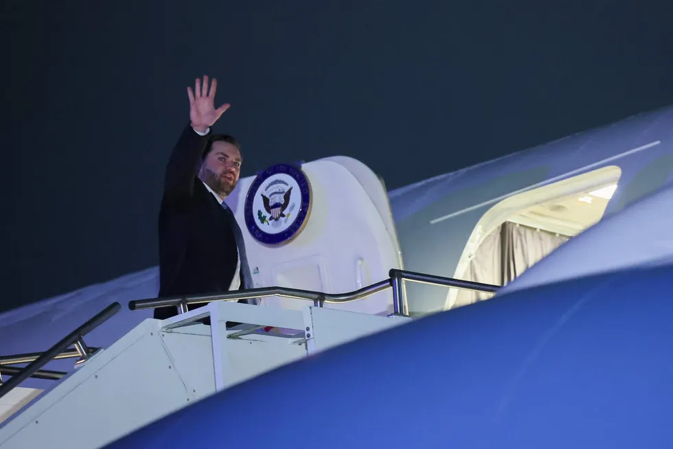 Den amerikanske visepresidententen JD Vance vinker farvel mens han ombordstiger Air Force Two i München.