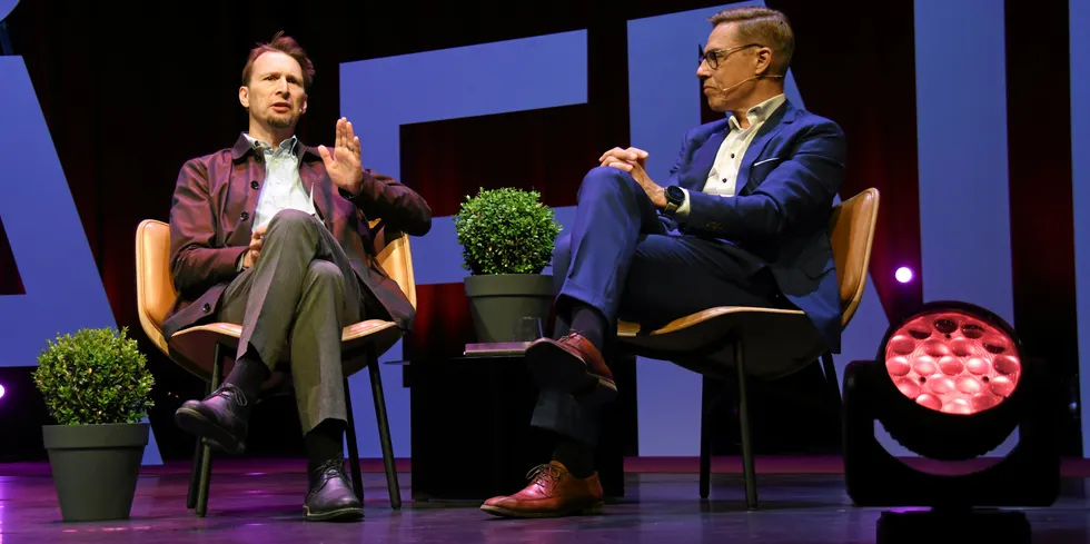 Økonom og kommentator i Financial Times, Martin Sandbu, peker på den tyske strømstøtten som en bedre løsning enn den norske varianten. Her i samtale med Finlands tidligere statsminister, Alexander Stubb.