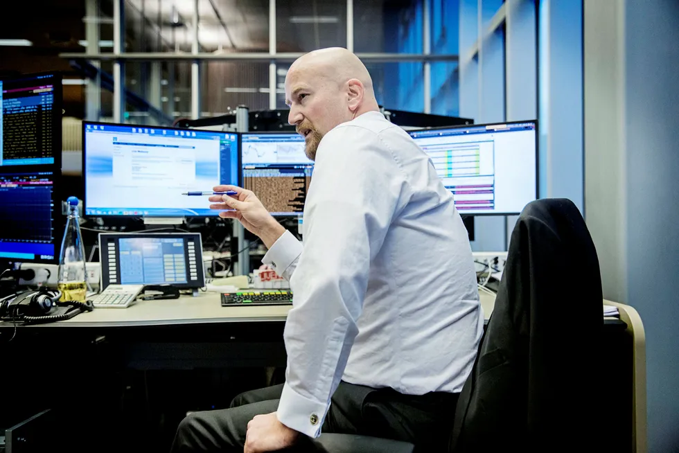 Analykter Torbjørn Kjus følger oljeprisen på råvaredesken hos DNB Markets. Foto: Fredrik Bjerknes
