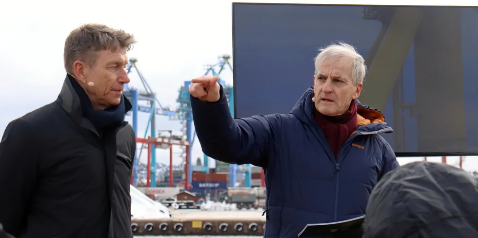 Regjeringen skyver på sin egen tidsplan for havvind. Her er olje- og energiminister Terje Aasland og statsminister Jonas Gahr Støre på pressekonferansen for utlysing av havvindområdene Sørlige Nordsjø II og Utsira Nord tidligere i år. Da var målet å tildele fire areal før jul.