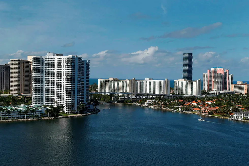 Illustrasjonsbilde. En person selger en leilighet i Miami og tar kun imot bitcoin som betaling. Foto: Rhona Wise/AFP Photo/NTB Scanpix