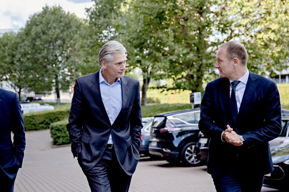 Denne uken har nordmannen Thomas Borgen (fra venstre), tidligere konsernsjef i Danske Bank, fulgt et søksmål mot ham selv i København. Her med advokat Peter Schradieck. Bildet ble tatt onsdag sist uke.