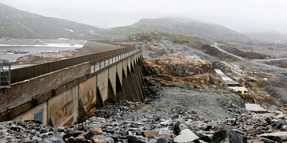 Statkraft skal bygge to nye dammer som skal kunne tåle både krig og terror. Kravene til damsikkerhet er langt strengere enn hva de var den gang dammene ble konstruert. Det gjør at Kjela Dammer ikke lenger tilfredsstiller de nye kravene.