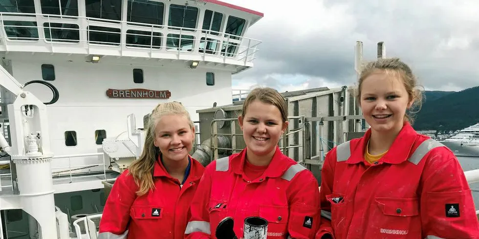FORNØYD: Sommerjobb hos morfar på «Brennholm» er populært. Fra venstre Henriette Sandtorv (19), Andrea Sandtorv (18) og Kristina Sandtorv (15)Foto: Kjersti Sandvik
