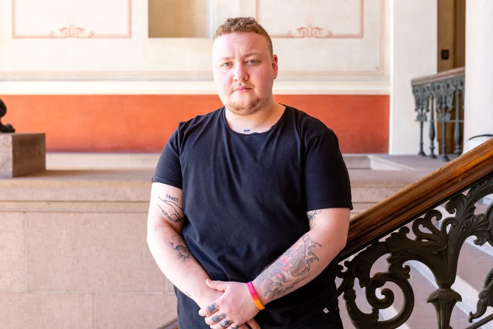 Isak Bradley opplevde upassende kommentarer og dårlig oppfølging av ledelsen da han kom ut som trans.