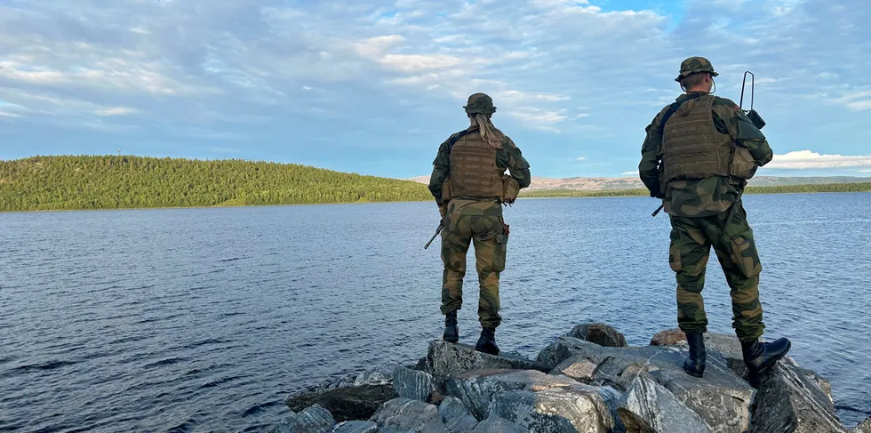 Forsvaret overvåker grensen døgnet rundt. Hvis russiske soldater skulle bevege seg over, ville de allerede vært på vei. Hvor, vil ikke Maria Svorkås, befal for disse to grensesoldatene, avsløre.
