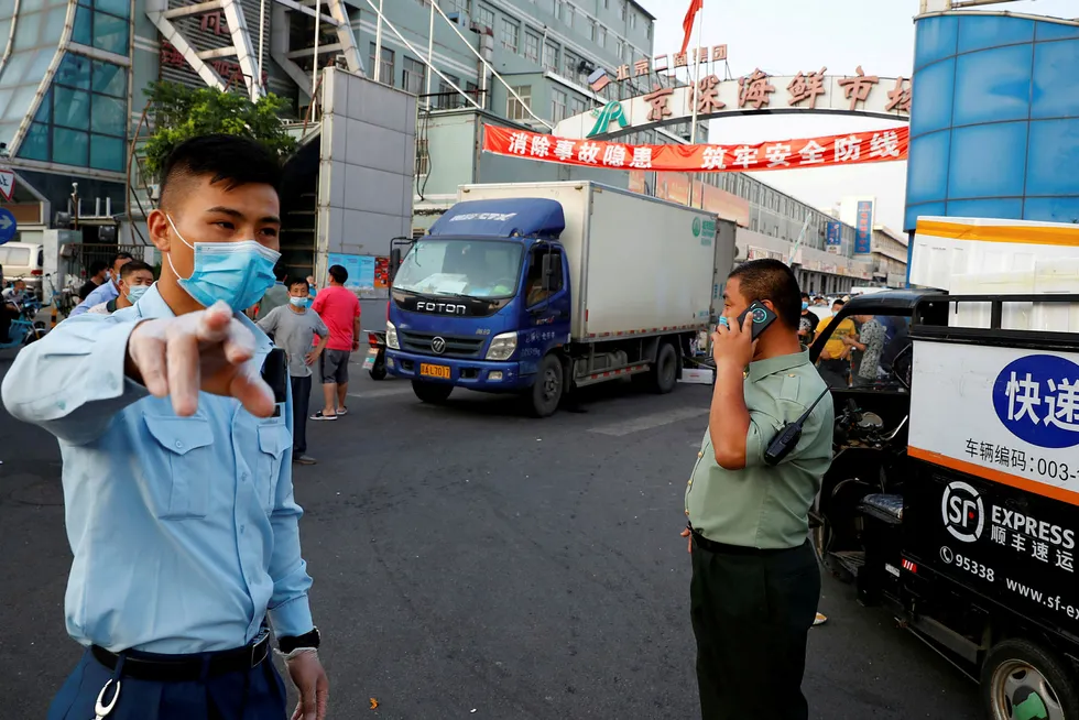 Et av Beijings viktigste feskvaremarkeder er stengt etter ny koronasmitte. Ved Asia-børsene er det oppgang etter at den amerikanske sentralbanken kommer støttende til med likviditet.