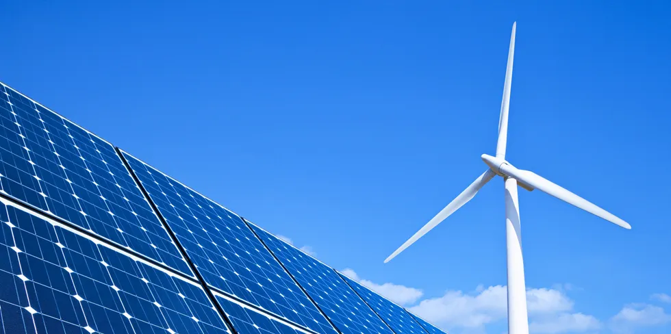 Ny sol- og vindkraft presser ut dyr fossil strøm fra det europeiske kraftsystemet. Det tjener strømkundene god på.