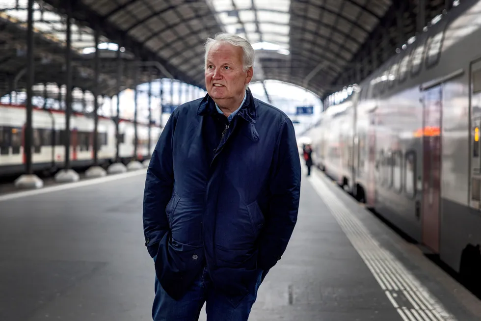 – I gode tider kan alle tjene penger, i vanskelige tider er det kun proffene som gjør det, sier it-investor Jens Rugseth, som i fjor flyttet til Luzern i Sveits.
