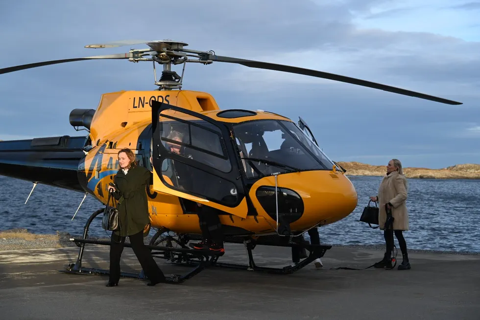 Selgerne og kjøperne av Nova Sea ankom i helikopter til Lovund. Her skulle de informere ansatte og tillitsvalgte om veien videre.