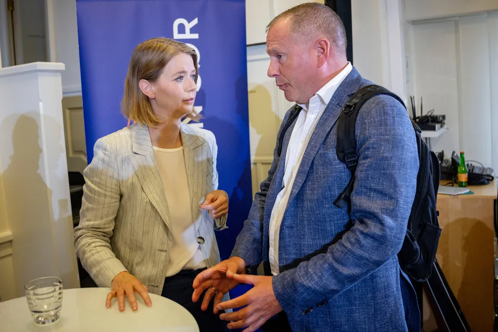 Regjeringen har bedt Norges Bank om råd om hvorvidt Oljefondet skal investere i aksjer som ikke er børsnoterte.