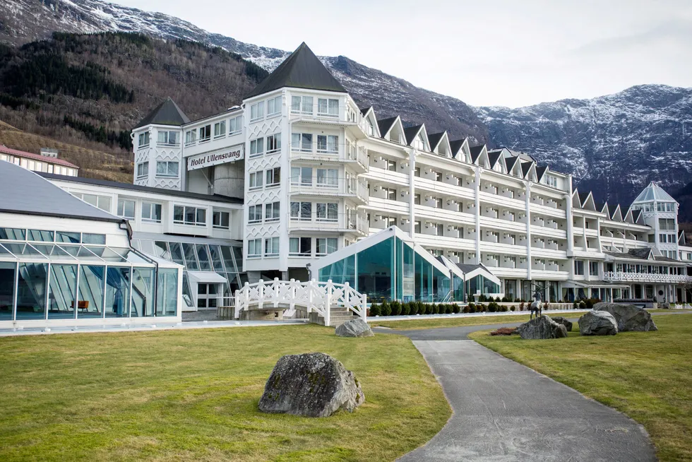 Hjørnesteinsbedriften i mange mindre samfunn er ofte eid av nordmenn. De er som Hotel Ullensvang eiere i femte generasjon. Hvorfor de skal måtte betale en ekstraskatt til staten fordi de er norske eiere, forblir en grov og stor urimelighet, skriver artikkelforfatteren.