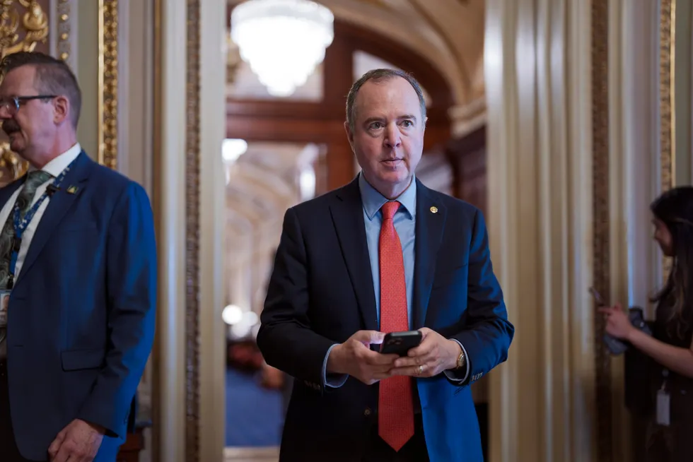 Senator Adam Schiff er blant dem som vil ha granskning etter at Donald Trump oppfordret folk til å kjøpe aksjer før meldingen om toll-utsettelsen kom onsdag.