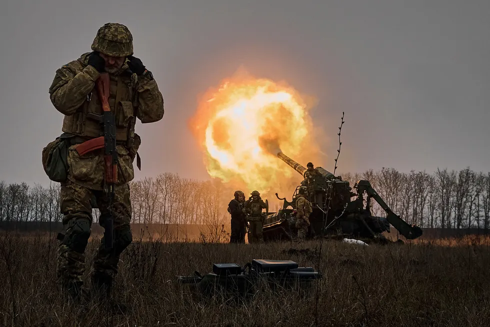 Ingenting tyder på at Putin har gitt opp sitt opprinnelige mål om å slette Ukraina fra kartet, skriver Sverre Diesen. Ukrainske soldater nær Bakhmut i Donetsk.