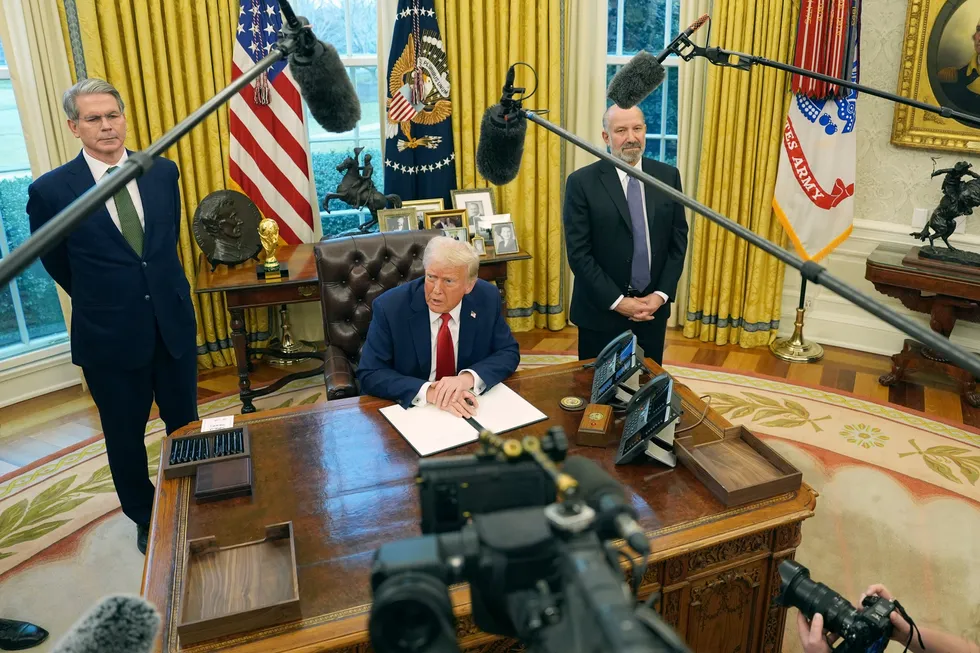  President Donald Trump undertegner presidentordrer 3. februar.