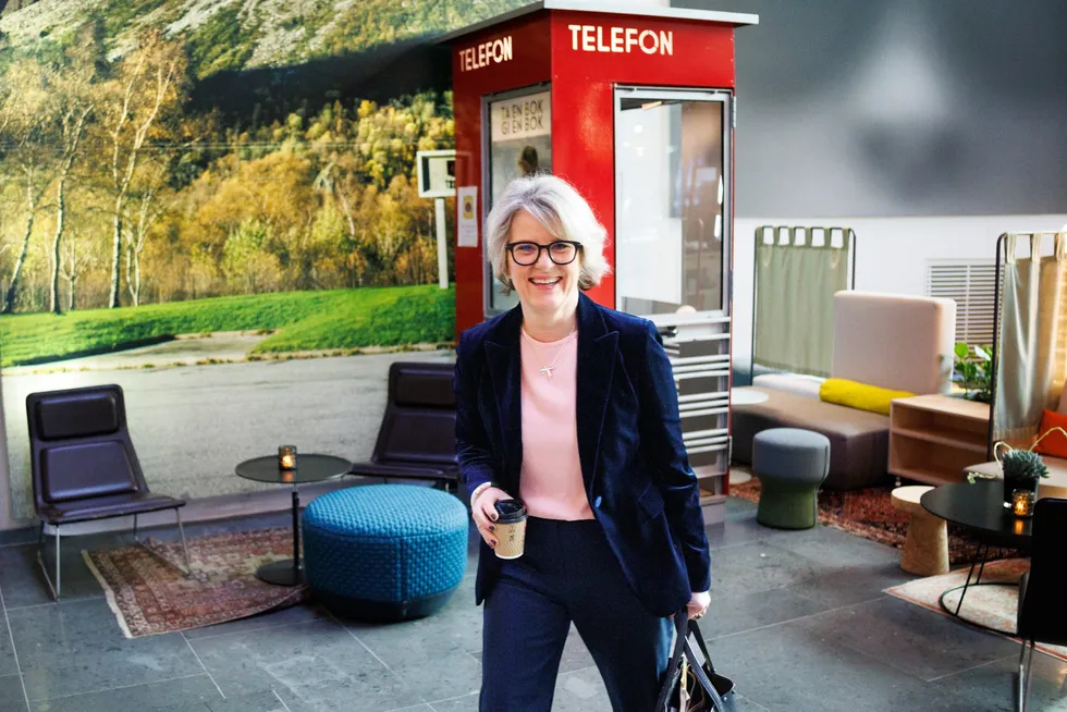 Telenor-sjef Bendicte Schilbred Fasmer må vente utålmodig på å få inn pengene etter salget av et teleselskap i Pakistan. Deretter vil hun på oppkjøpstokt nærmere hovedkontoret.