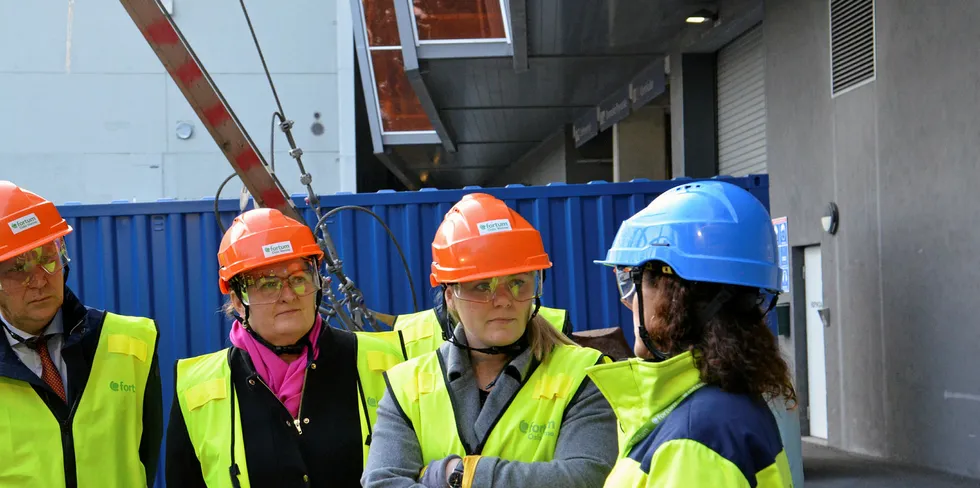 Olje- og energiminister Tina Bru (i midten) heier fortsatt på Fortum Oslo Varme og håper at også deres prosjekt realiseres. De trenger imidlertid å skaffe tilstrekkelig egenfinansiering og finansiering fra EU eller andre kilder.Jannicke Gerner Bjerkås (th), CCS-direktør i Fortum Oslo Varme, er svært fornøyd med beslutningen.